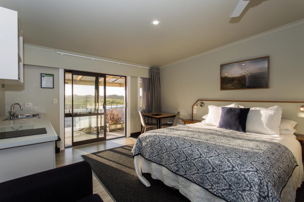 Haast Beach Motels - Studio bedroom